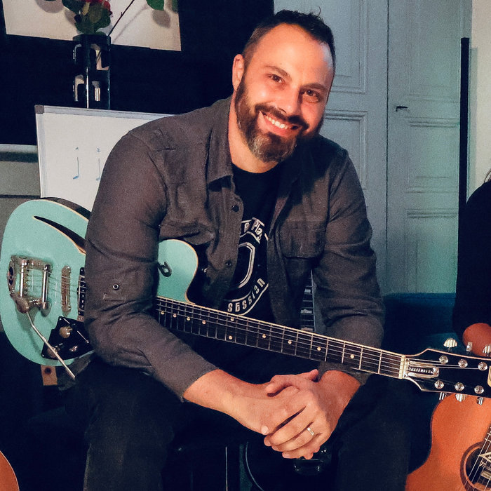 Jean-Christophe Vignon, professeur de guitare diplômé, dans sa salle de cours